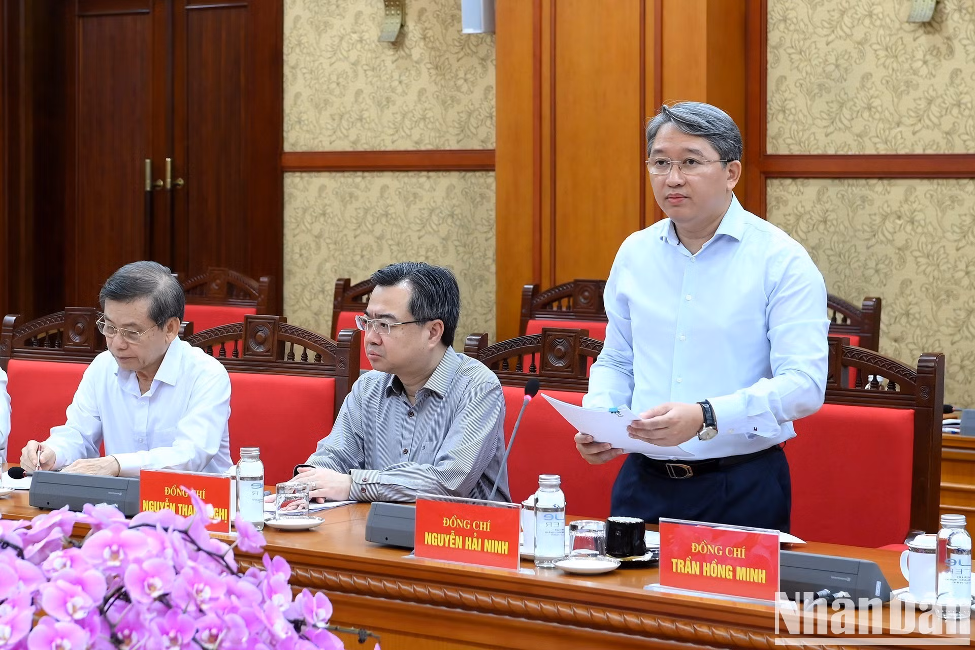 El jefe de la Oficina del Comité Central del Partido, Nguyen Hai Ninh, interviene en la reunión.