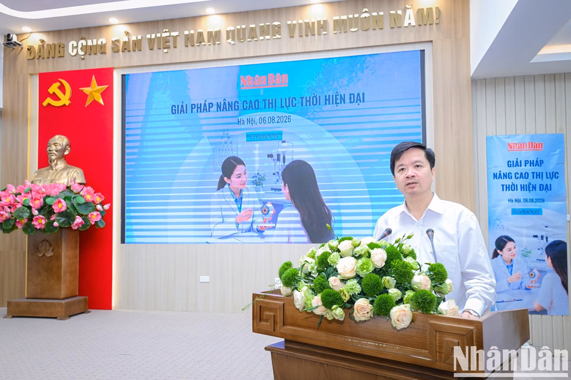 Ta Quang Dung, jefe de la Redacción de Cultura y Sociedad del periódico Nhan Dan, pronuncia el discurso de apertura del coloquio.