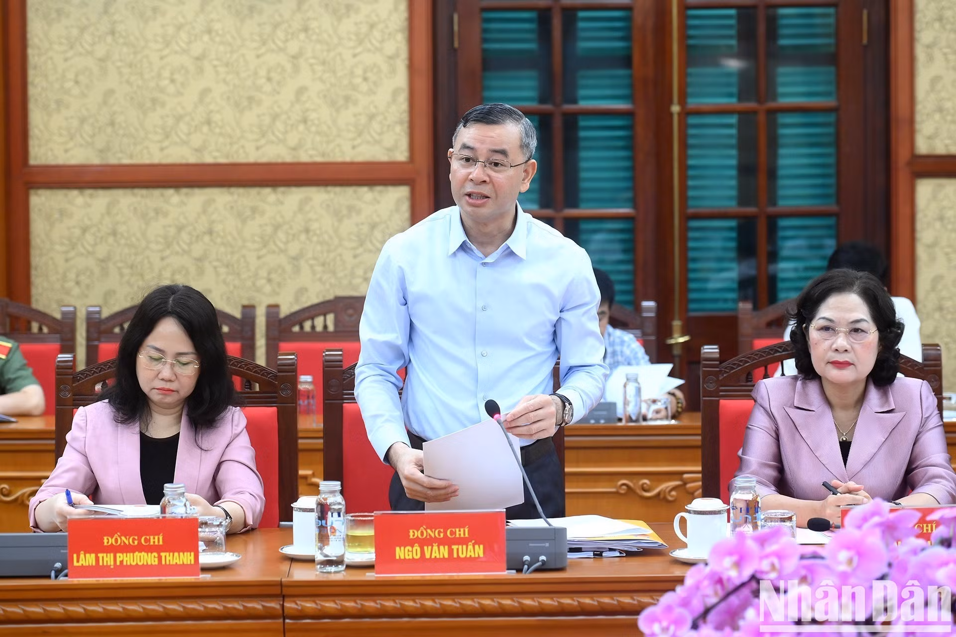 El ministro de Finanzas, Ngo Van Tuan, presenta un informe en nombre del Comité partidista del Gobierno.
