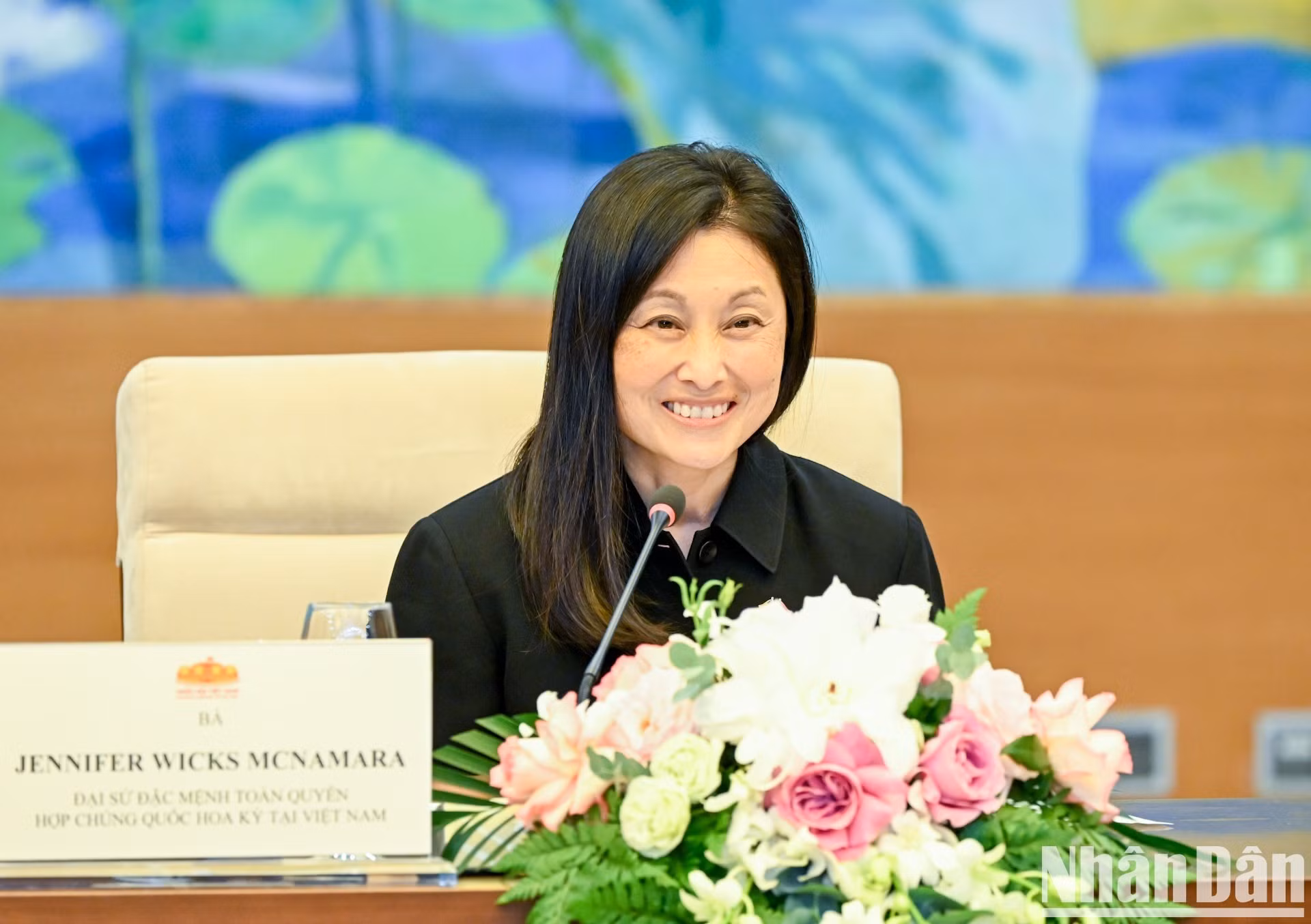 La embajadora de Estados Unidos en Vietnam, Jennifer Wicks, interviene.