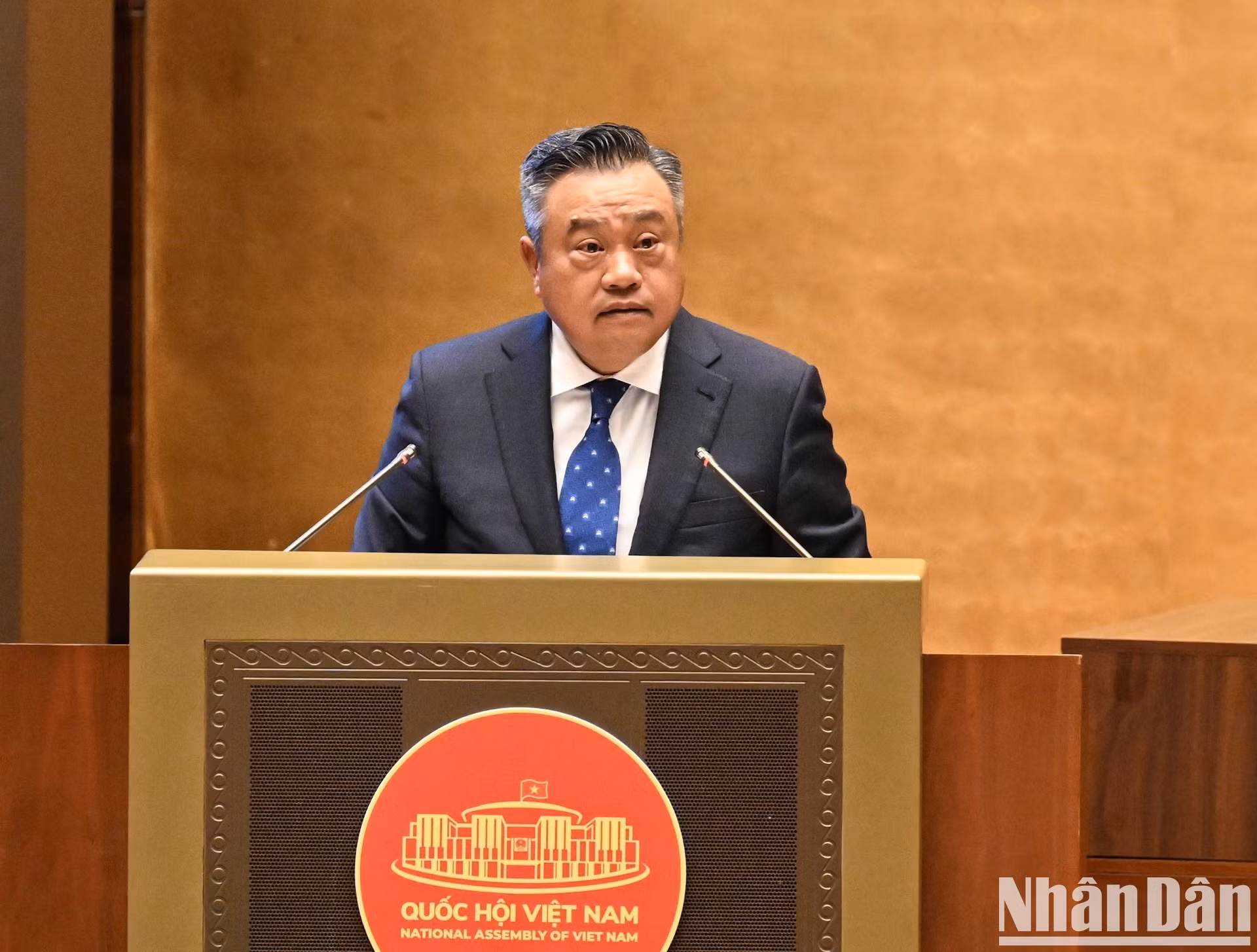 El jefe de la Comisión del Control Disciplinario del Comité Central del PCV, Tran Sy Thanh, presenta un tema especial sobre "Regulaciones sobre lo que los militantes no tienen permitido hacer".