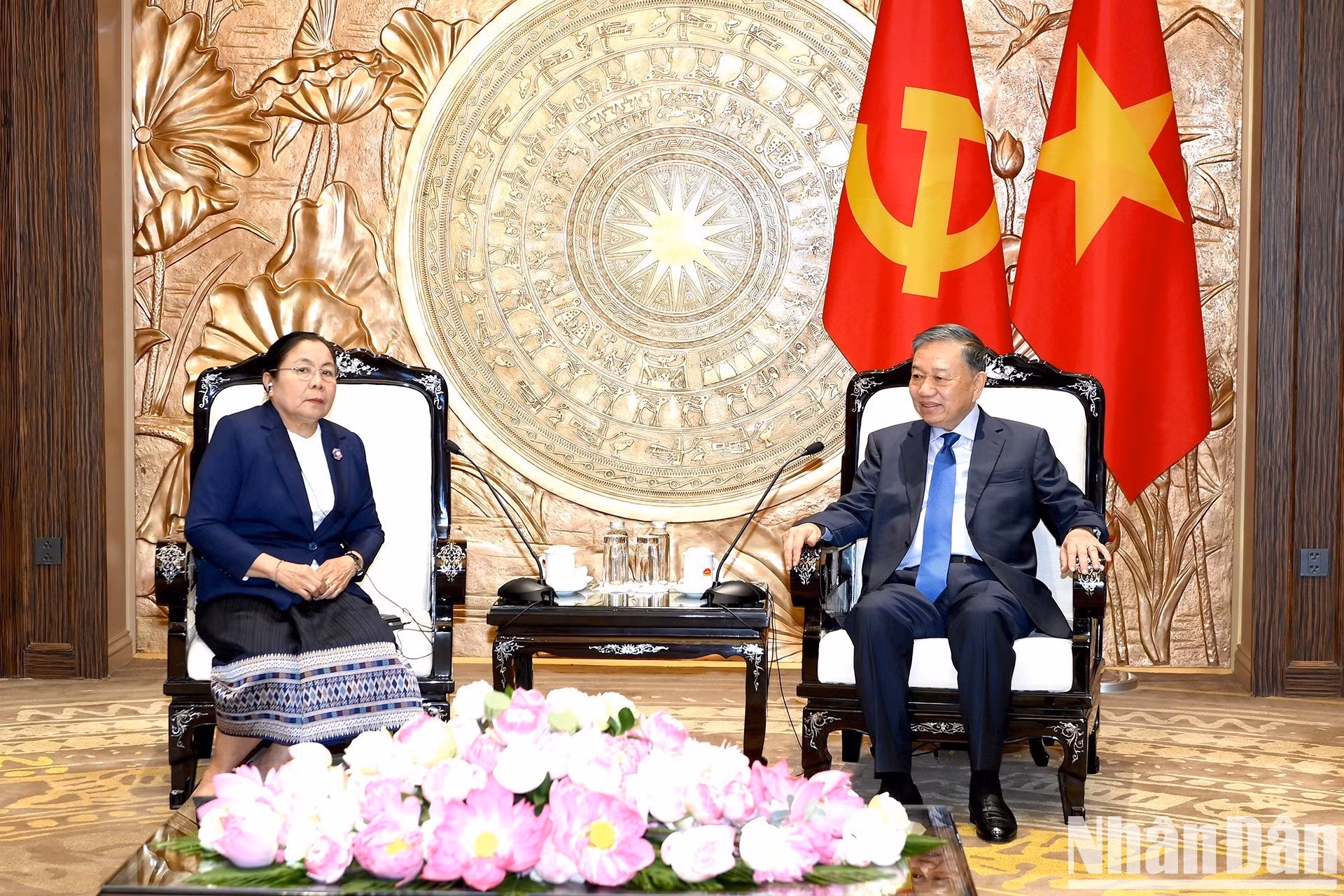 El máximo dirigente vietnamita To Lam conversa con la miembro del Buró Político, secretaria del Comité Central y jefa de la Comisión de Organización del Comité Central del PPRL, Sisay Leudetmounsone.
