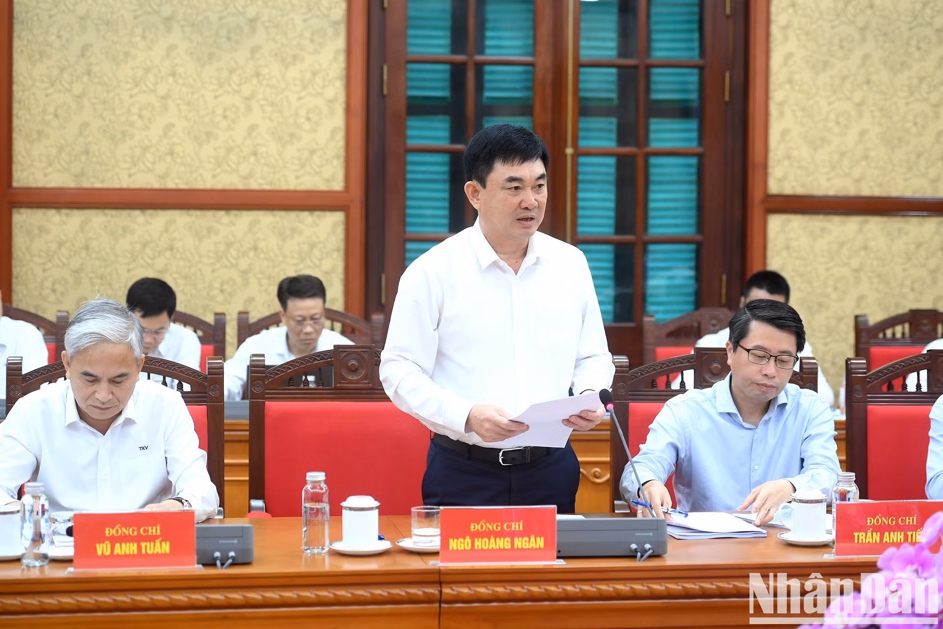 El secretario del Partido y presidente del Consejo de Administración del Grupo de Industria del Carbón y Minerales de Vietnam, Ngo Hoang Ngan, presenta un informe.