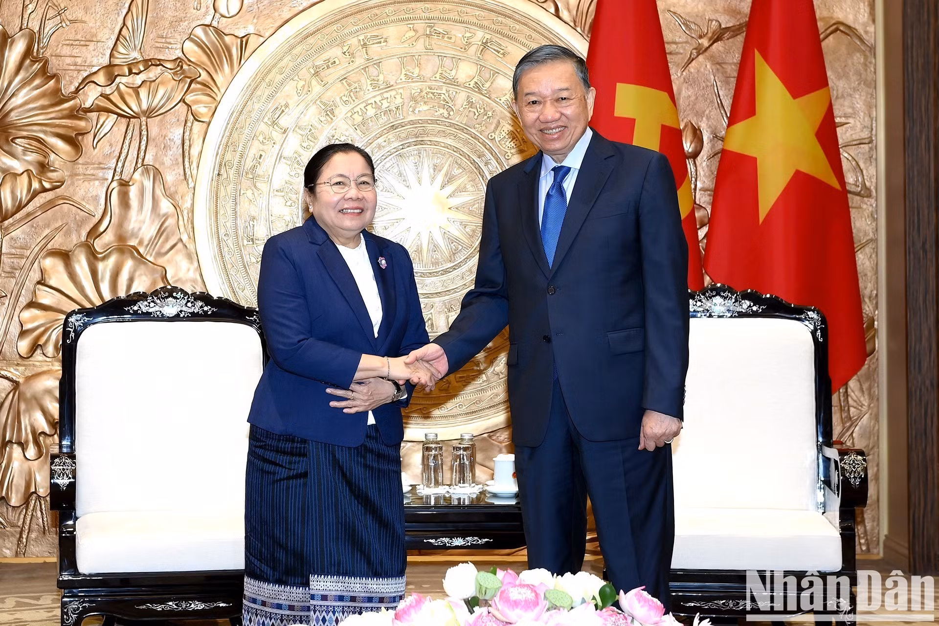 El mandatario vietnamita To Lam recibe a la miembro del Buró Político, secretaria del Comité Central y jefa de la Comisión de Organización del Comité Central del PPRL, Sisay Leudetmounsone.