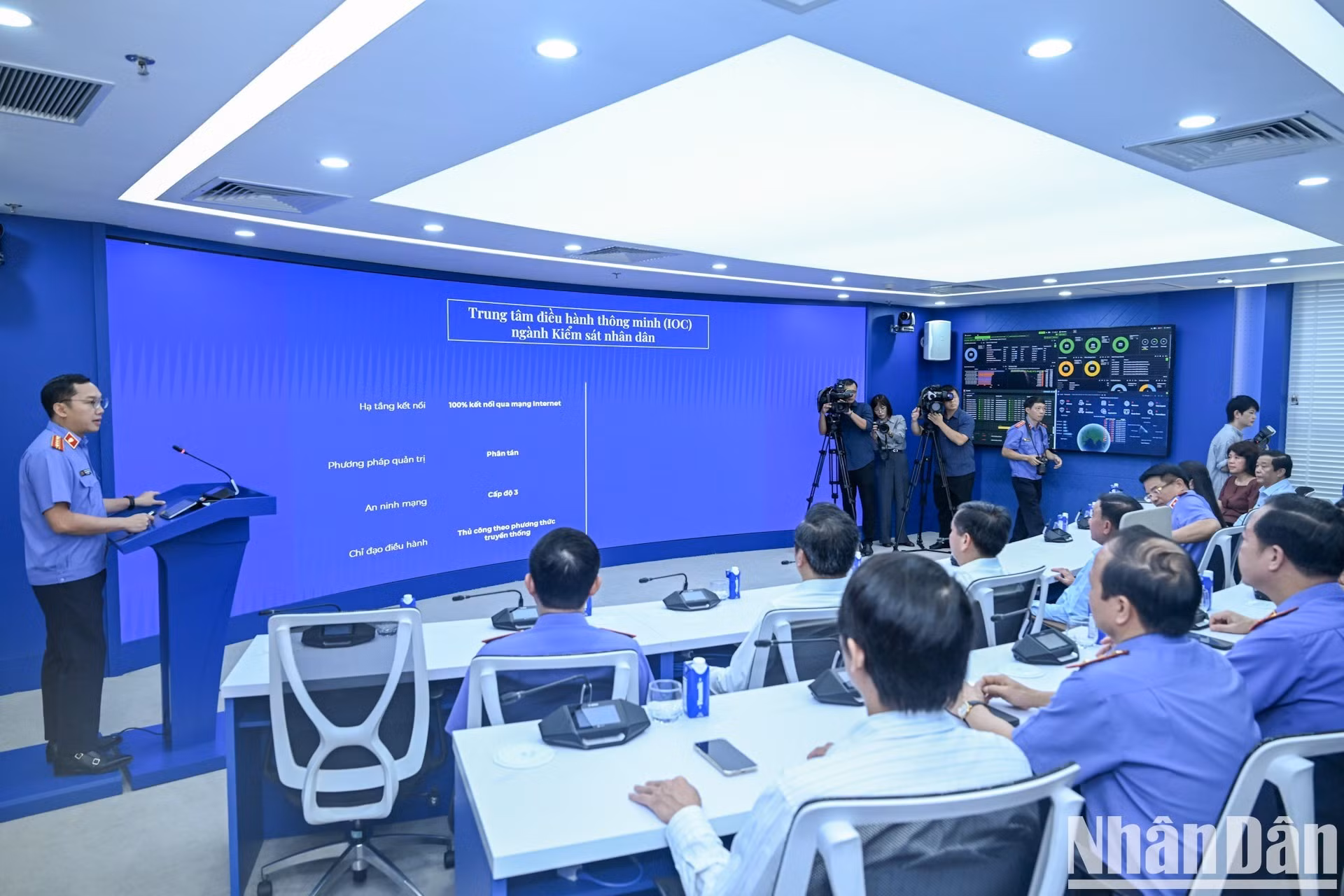 Los delegados escuchan la presentación sobre el Centro de Operaciones Inteligentes del sector de la fiscalía popular.