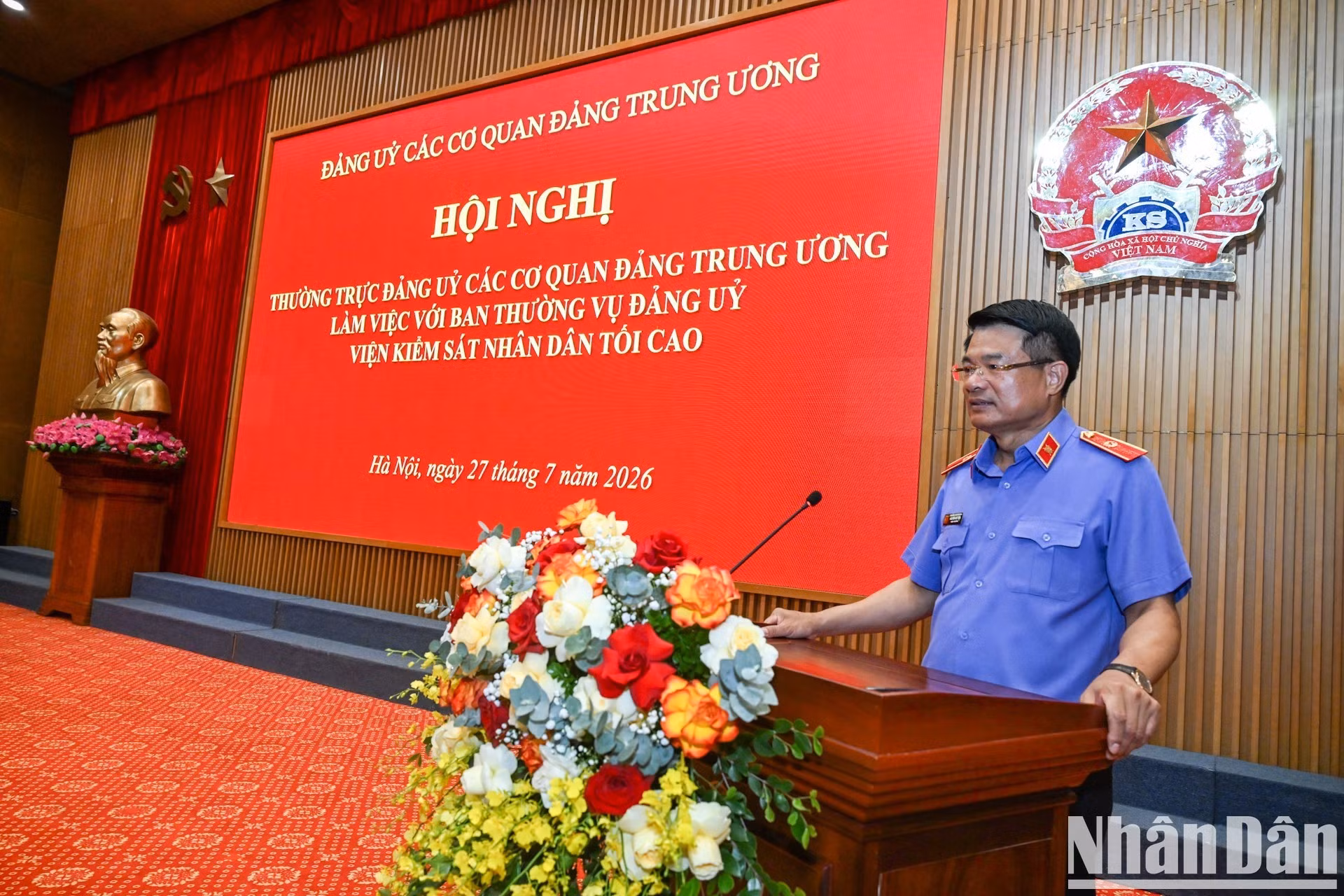 El fiscal general, Nguyen Huy Tien, pronuncia un discurso en la conferencia.