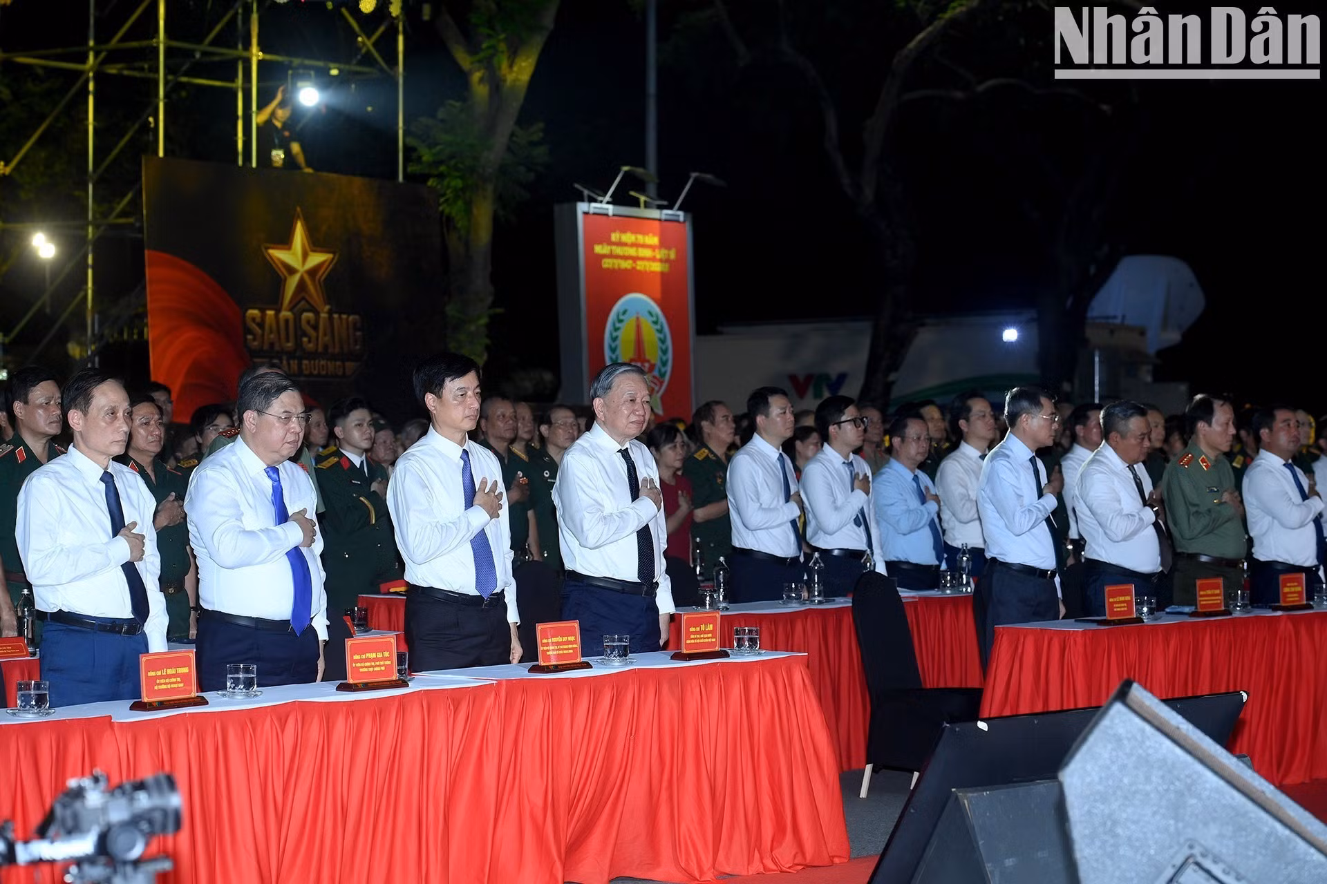 El secretario general del PCV y presidente de Vietnam, To Lam; el primer ministro Le Minh Hung y los delegados asisten al programa en Hanói.