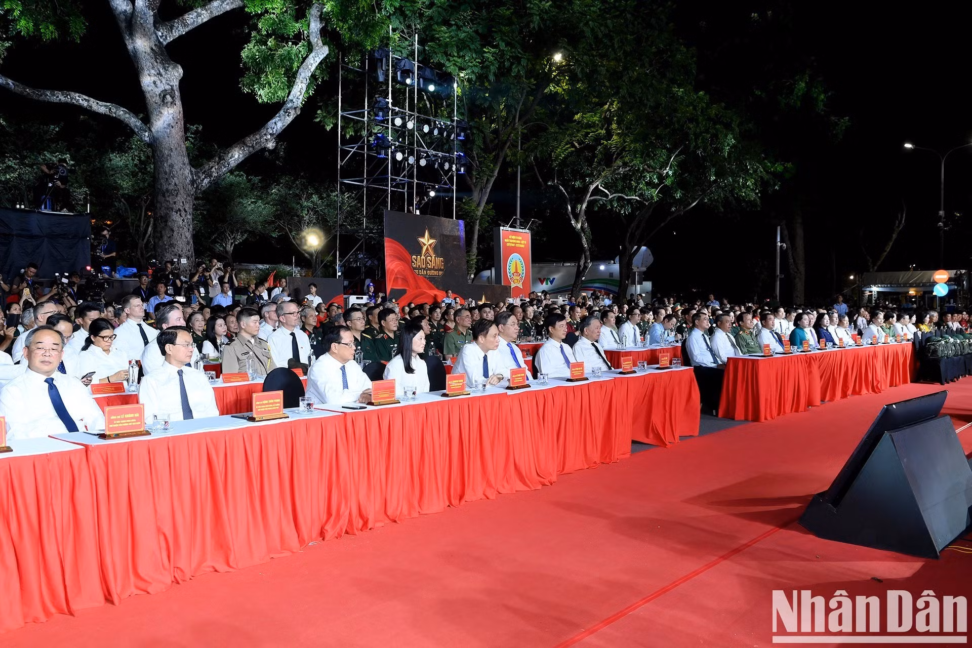 El secretario general del PCV y presidente de Vietnam, To Lam el primer ministro Le Minh Hung y los delegados en el programa en Hanói.