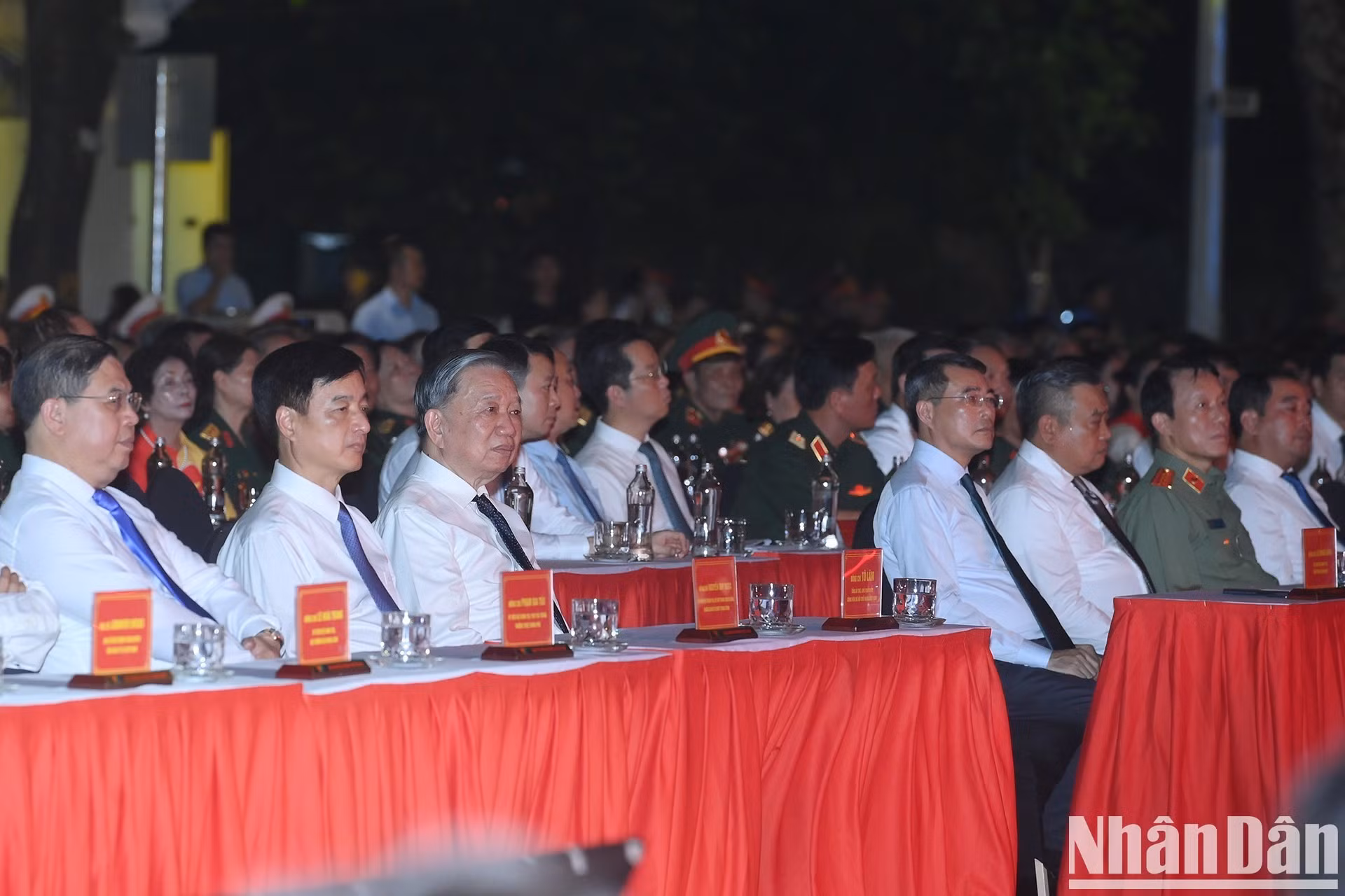 El secretario general del PCV y presidente de Vietnam, To Lam; el primer ministro Le Minh Hung y los delegados en el programa en Hanói.