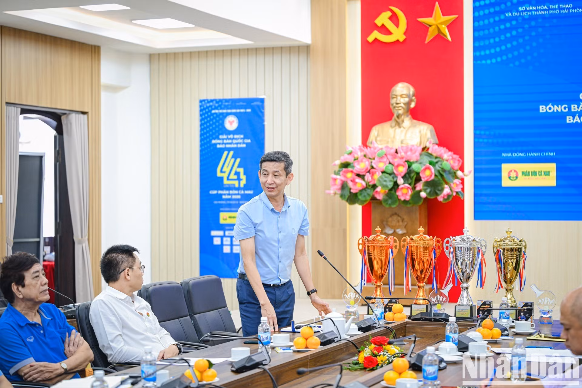 Nguyen Danh Hoang Viet, jefe de la Agencia de Educación Física y Deportes, interviene en el acto.