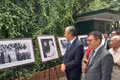 El presidente-editor del periódico Nhan Dan, subjefe de la Comisión de Propaganda y Educación y presidente de la Asociación de Periodistas de Vietnam, Le Quoc Minh, y el embajador cubano en Hanói, Rogelio Polanco Fuentes, visitan la exposición de fotografías y de documentos históricos. (Foto: Embajada de Cuba en Vietnam).