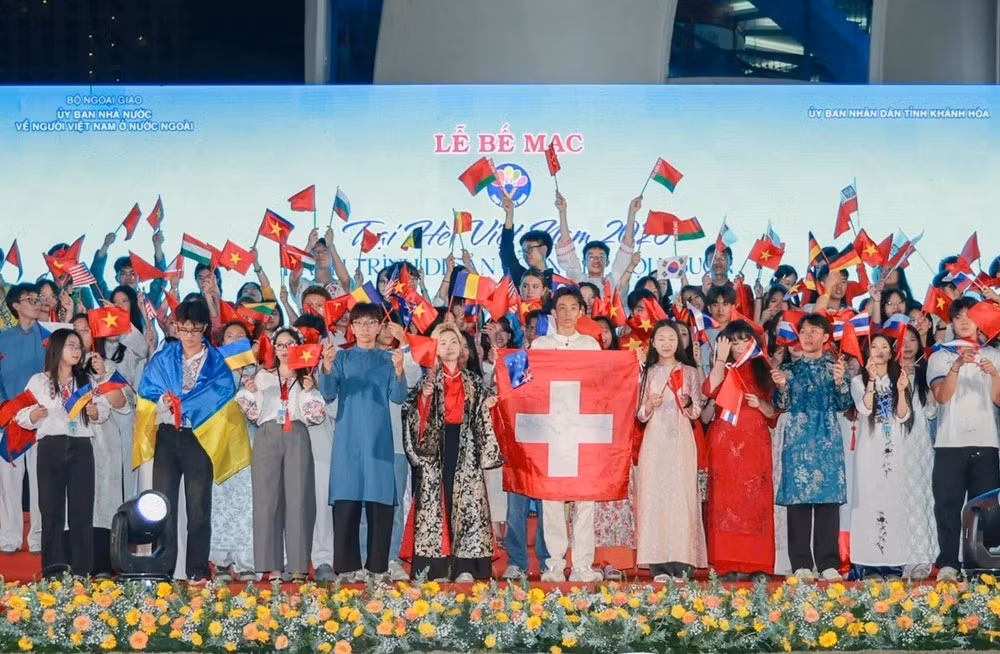 Más de 100 estudiantes vietnamitas residentes en el extranjero, procedentes de 32 países y territorios, participan en el Campamento de Verano de Vietnam 2026. (Foto: Nhan Dan)
