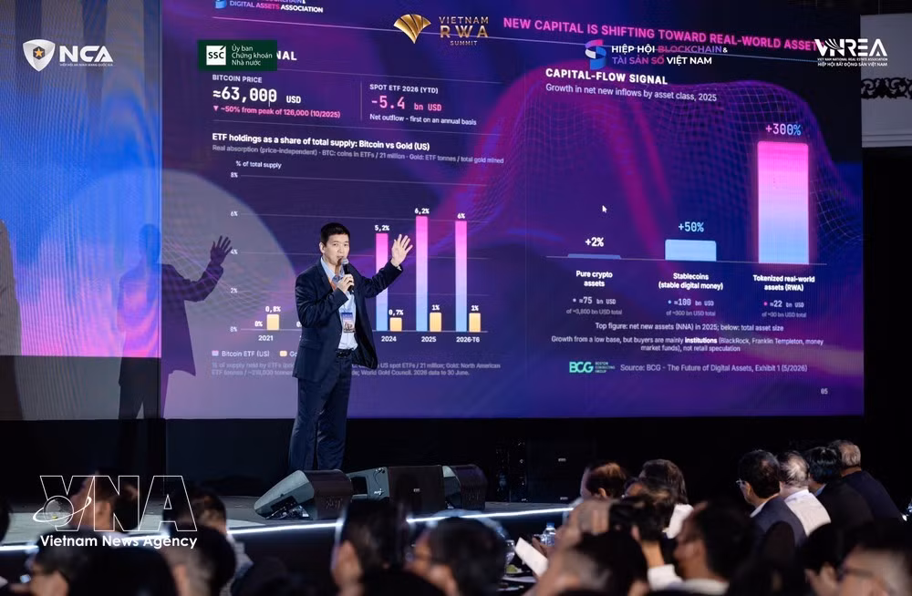 Phan Duc Trung, presidente de la Asociación de Blockchain y Activos Digitales de Vietnam (VBA), interviene en la sesión. (Foto: VNA)