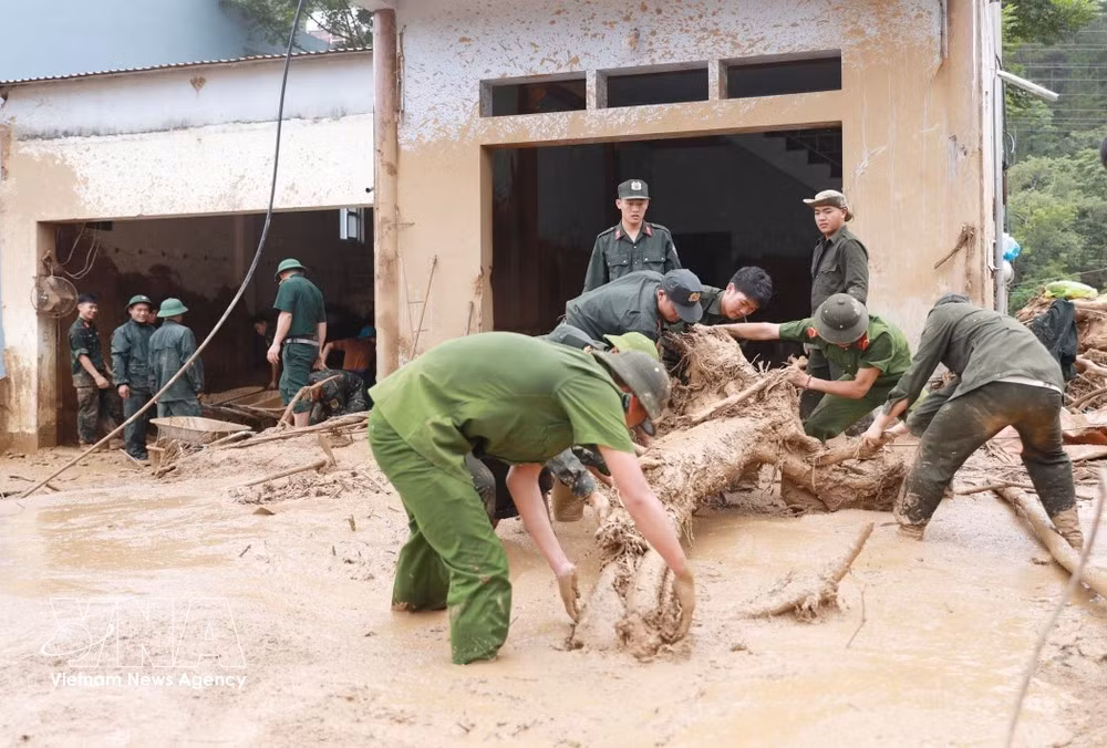 Miembros de las fuerzas armadas ayudan a los residentes de la comuna de Muong Than, provincia de Lai Chau, a recuperarse de las inundaciones y los deslizamientos de tierra. (Foto: VNA)
