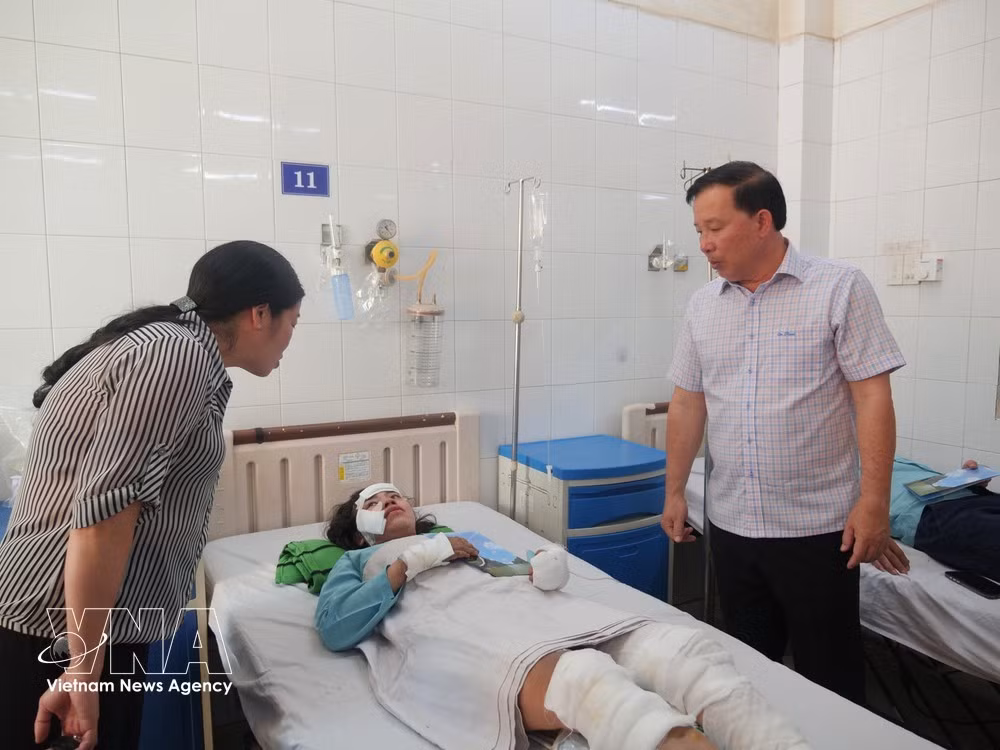Autoridades de la ciudad de Dong Nai visitan a las víctimas del accidente en el Hospital General de Thong Nhat. (Foto: VNA)