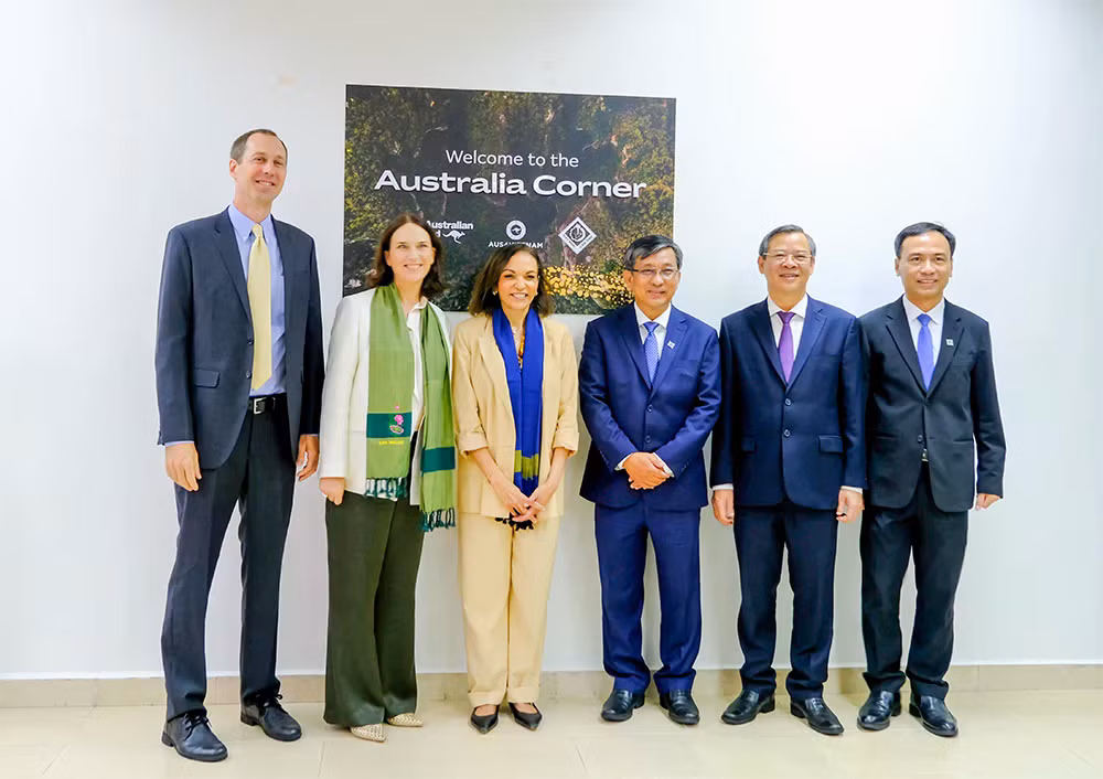 Los líderes de la ciudad de Can Tho, la Universidad de Can Tho y la delegación de ministra de Desarrollo Internacional, de Pequeñas Empresas y de Asuntos Multiculturales de Australia posan para una foto conmemorativa.