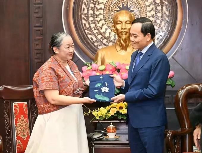 El secretario del Comité del Partido de Ciudad Ho Chi Minh, Tran Luu Quang, recibe a la cónsul general de Filipinas, Querobine Deapera Laccay. (Fuente: sggp)
