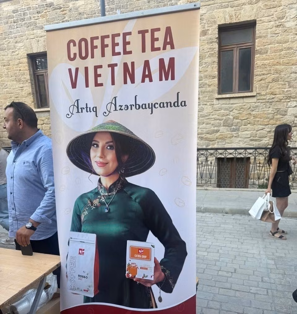 En el evento también se exponen productos culturales y alimenticios vietnamitas.