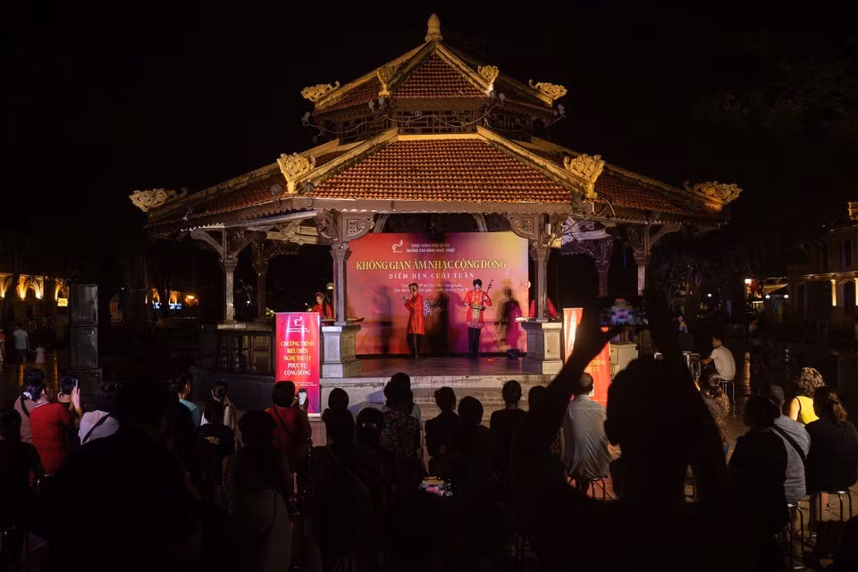Programa de interpretación de música tradicional en la zona de la Casa Octogonal (parque Ly Thai To). (Foto: VNA)