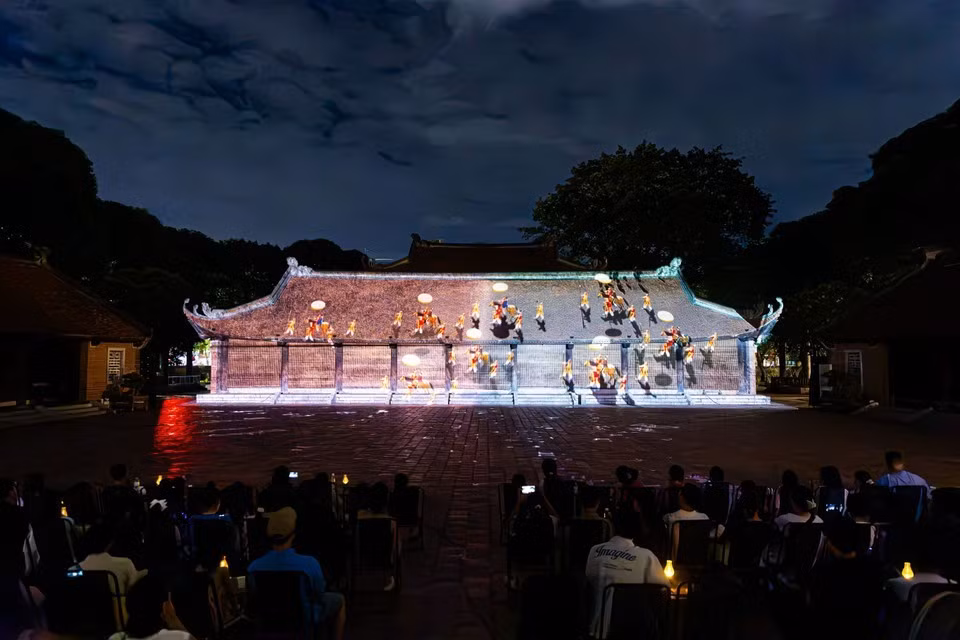 Una moderna proyección tecnológica de mapeo 3D sobre la arquitectura antigua del Templo de la Literatura recrea la trayectoria de la tradición académica vietnamita ante numerosos espectadores. (Foto: VNA)