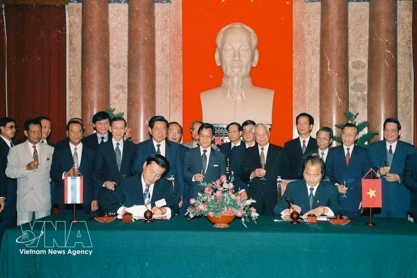 Los primeros ministros de Tailandia, Chuan Leekpai, y de Vietnam, Vo Van Kiet, presencian la firma del Acuerdo de Cooperación Industrial y Comercial entre los dos países, en Hanói, en 1994.