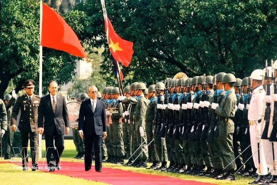 El primer ministro de Tailandia, Anand Panyarachun, preside la ceremonia de bienvenida al presidente del Consejo de Ministros de Vietnam, Vo Van Kiet, durante su visita oficial a Tailandia, el 28 de octubre de 1991.