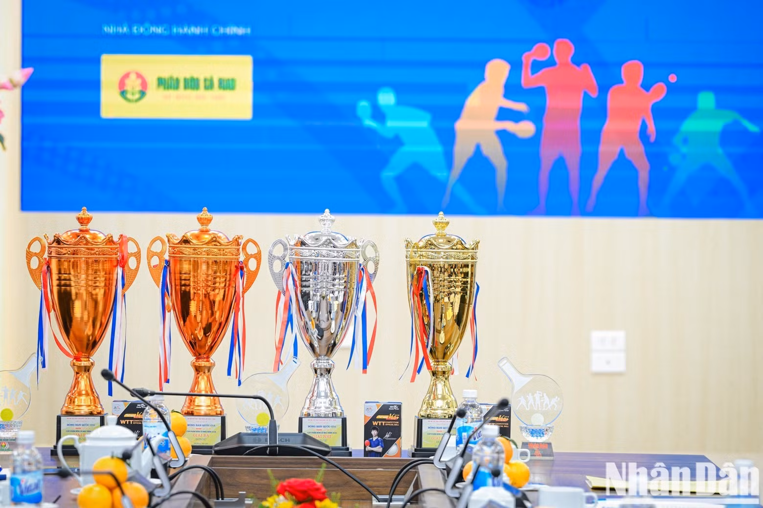 Trofeos y medallas conmemorativos del torneo.