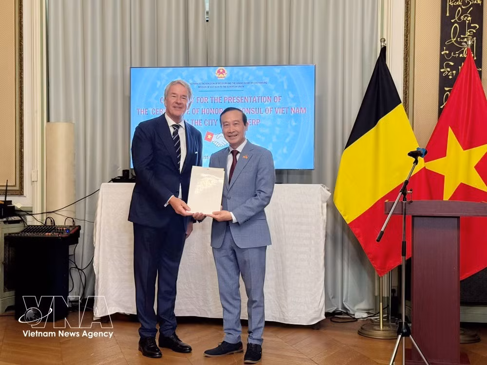 El embajador de Vietnam en Bélgica entrega la decisión de nombramiento de Philip Yvone J. Van Gestel como cónsul honorario de Vietnam en Amberes. (Foto: VNA)