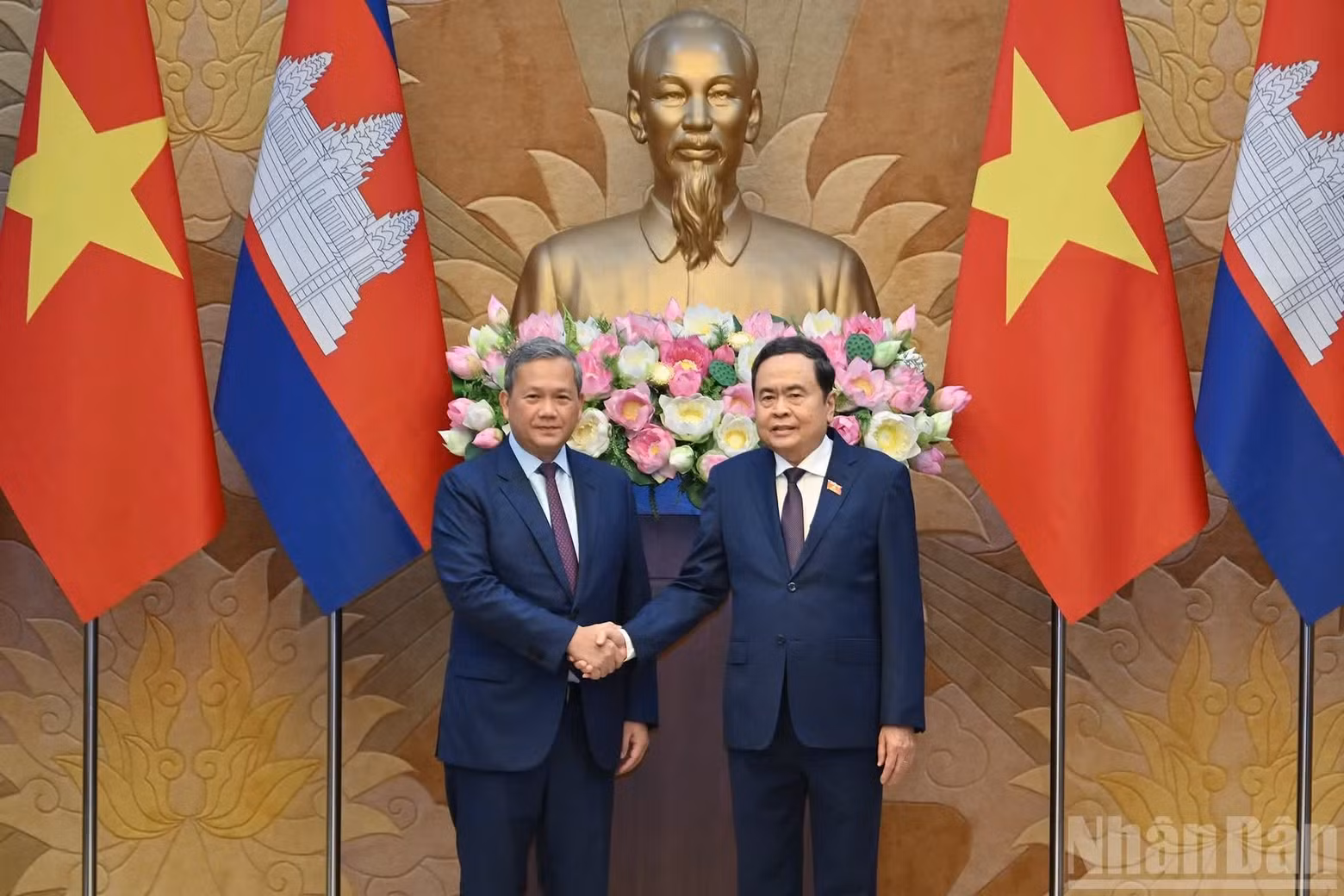 El presidente de la Asamblea Nacional de Vietnam, Tran Thanh Man, y el primer ministro de Camboya, Samdech Moha Borvor Thipadei Hun Manet.