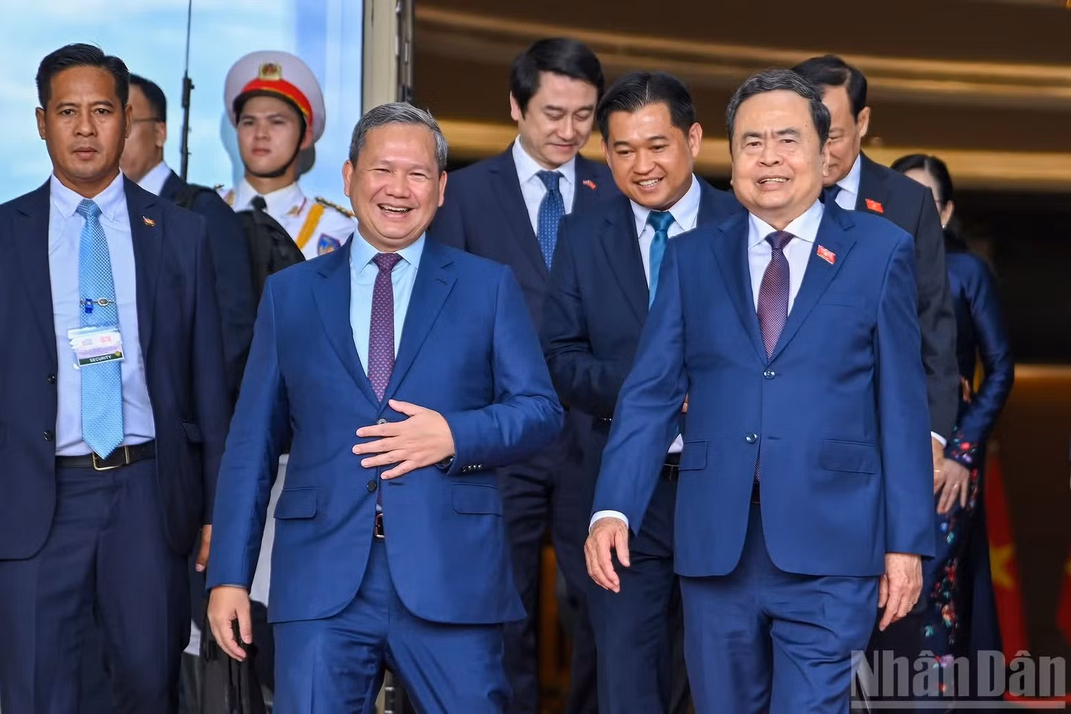 El presidente de la Asamblea Nacional de Vietnam, Tran Thanh Man, y el primer ministro de Camboya, Samdech Moha Borvor Thipadei Hun Manet, luego de la conversación.