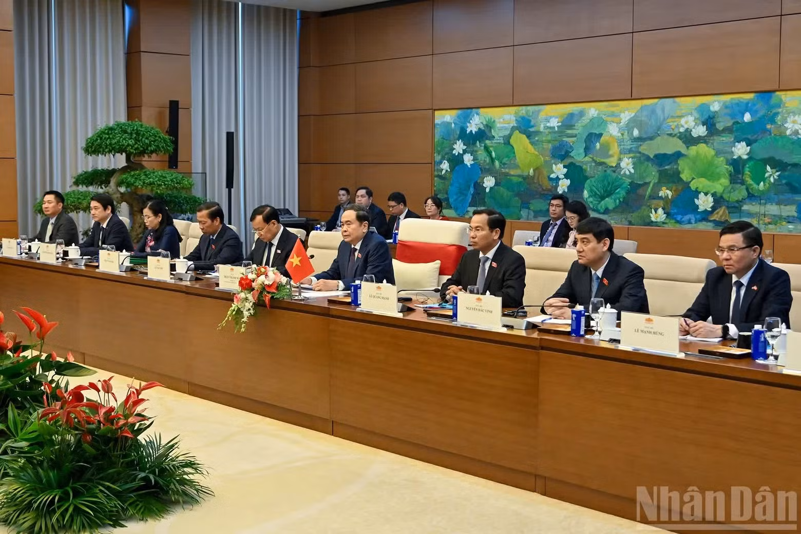 El presidente de la Asamblea Nacional de Vietnam, Tran Thanh Man, y representantes del país en la cita.