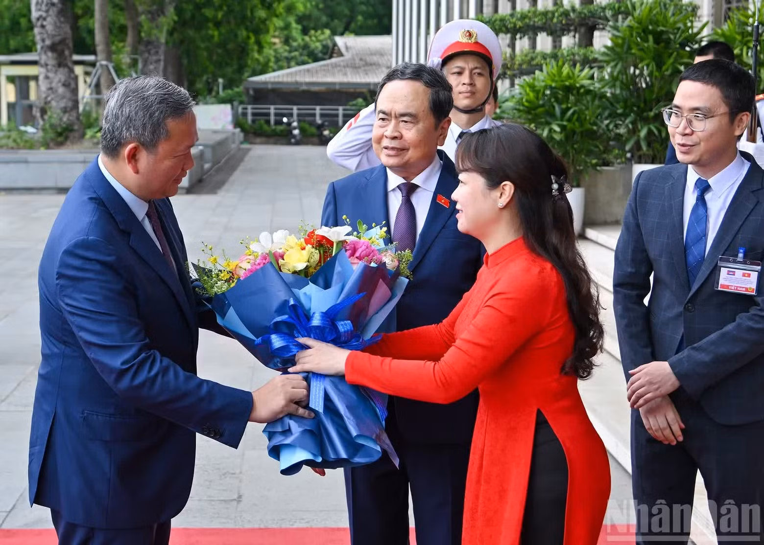 El primer ministro de Camboya, Samdech Moha Borvor Thipadei Hun Manet, recibe flores de bienvenida de la Oficina de la Asamblea Nacional de Vietnam.