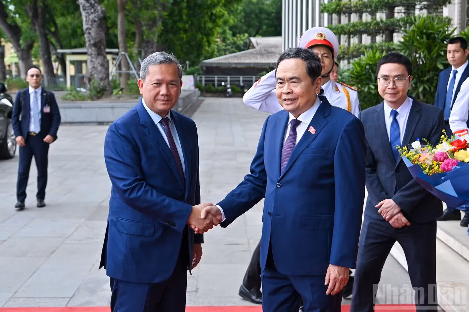El presidente de la Asamblea Nacional de Vietnam, Tran Thanh Man, y el primer ministro de Camboya, Samdech Moha Borvor Thipadei Hun Manet.
