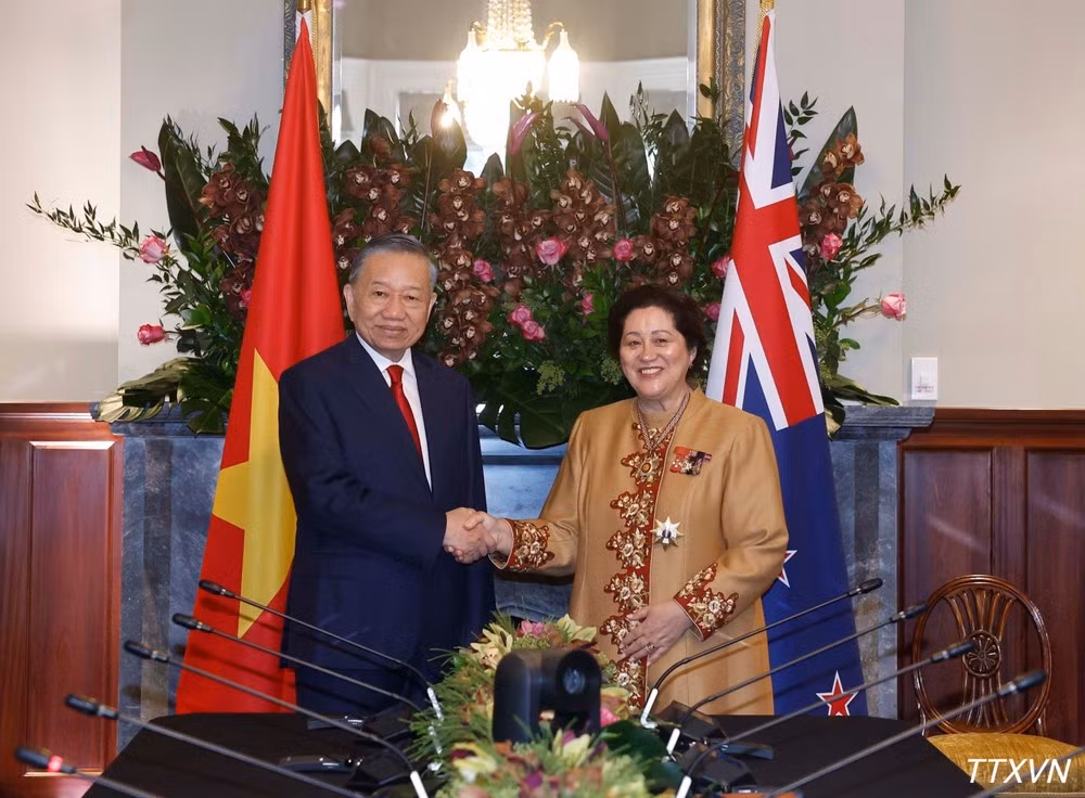 El secretario general del Partido Comunista y presidente de Vietnam, To Lam, y la gobernadora general de Nueva Zelanda, Dame Cindy Kiro. (Foto: VNA)
