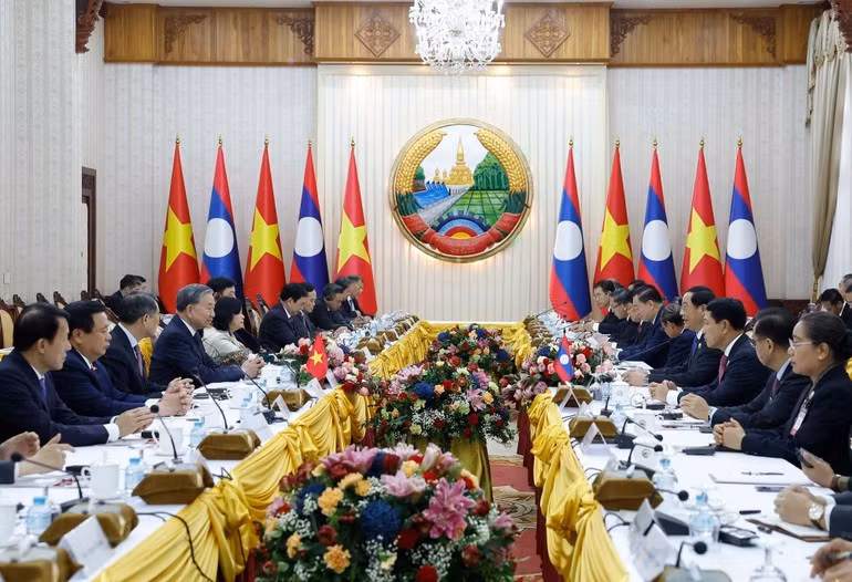 El secretario general del Partido Comunista de Vietnam, To Lam, se reúne con el primer ministro de Laos, Sonexay Siphandone. (Foto: VNA)