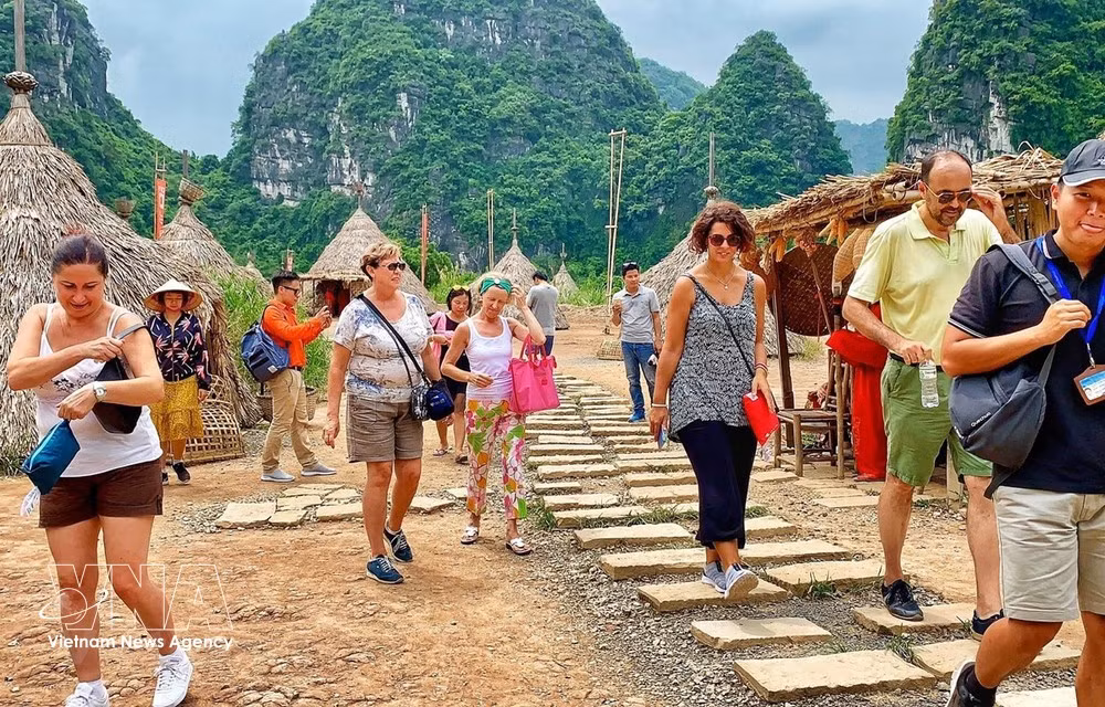 Turistas internacionales visitan el escenario cinematográfico de “Kong: Skull Island” en la provincia de Ninh Binh antes de su desmontaje. (Foto: VNA)