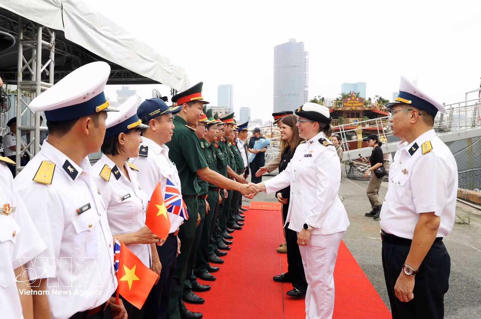 Delegados vietnamitas dan la bienvenida al buque, presidido por la comandante Helen Taylor, oficial al mando del HMS SPEY. (Foto: VNA)
