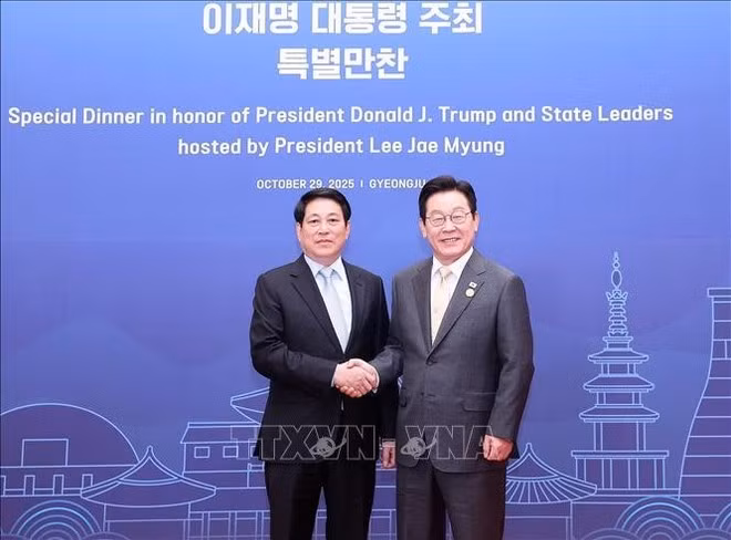 El presidente de Vietnam, Luong Cuong (izquierda), y su homólogo de Corea del Sur, Lee Jae Myung, en la cena de gala. (Foto: VNA)