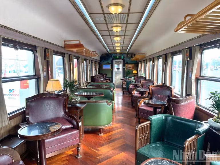 El interior del tren está decorado con patrones de flores de flamboyán rojo, símbolo de Hai Phong. De este modo, el viaje de Hanói a la ciudad portuaria se convierte en una experiencia cultural con una impronta distintiva.