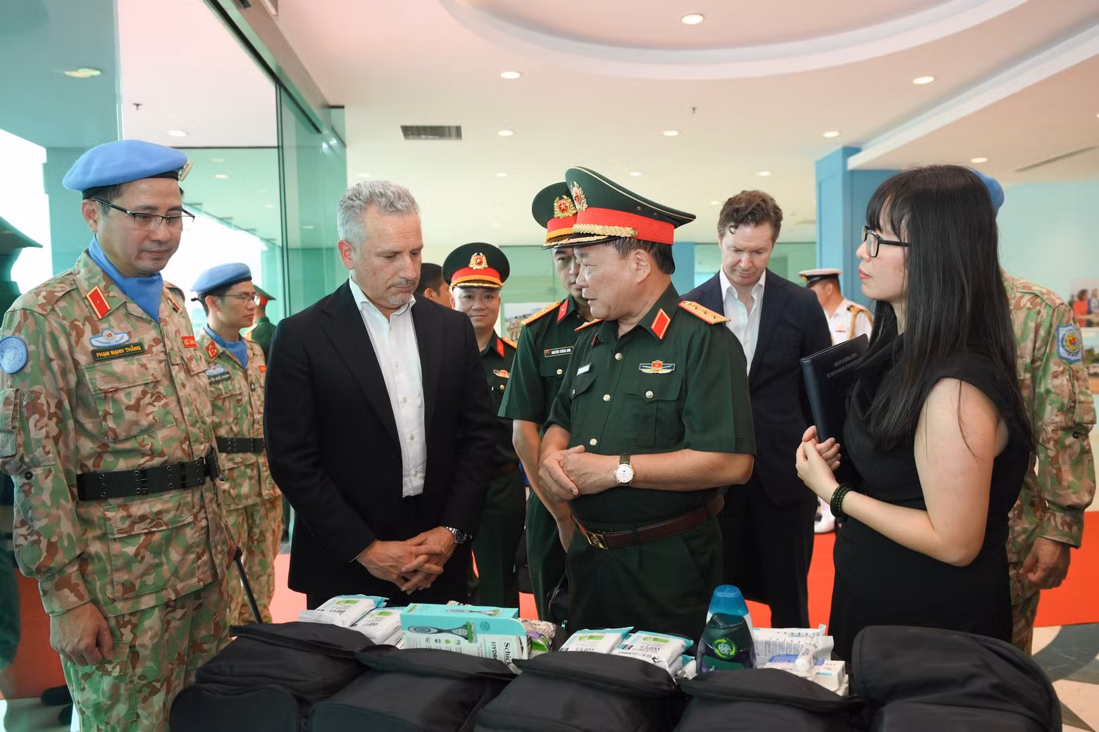 Los delegados visitan la exposición de suministros y equipos patrocinados por el Departamento de Defensa australiano para el Departamento de Mantenimiento de la Paz de Vietnam. (Foto: Nhan Dan)