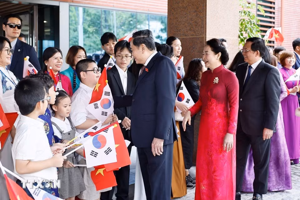 El presidente de la Asamblea Nacional, Tran Thanh Man, y su esposa se reúnen con empleados de la embajada y la comunidad vietnamita en Corea del Sur. (Foto: VNA)