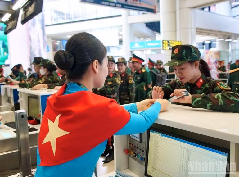 Una empleada de la aerolínea Vietnam Airlines enseña a los especiales pasajeros los procedimientos de embarque.