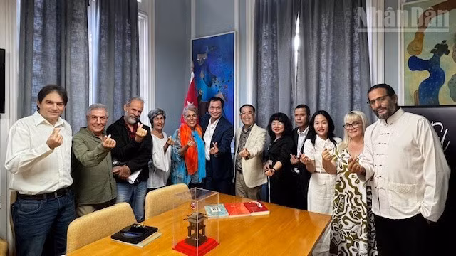 Los delegados posan para fotos.