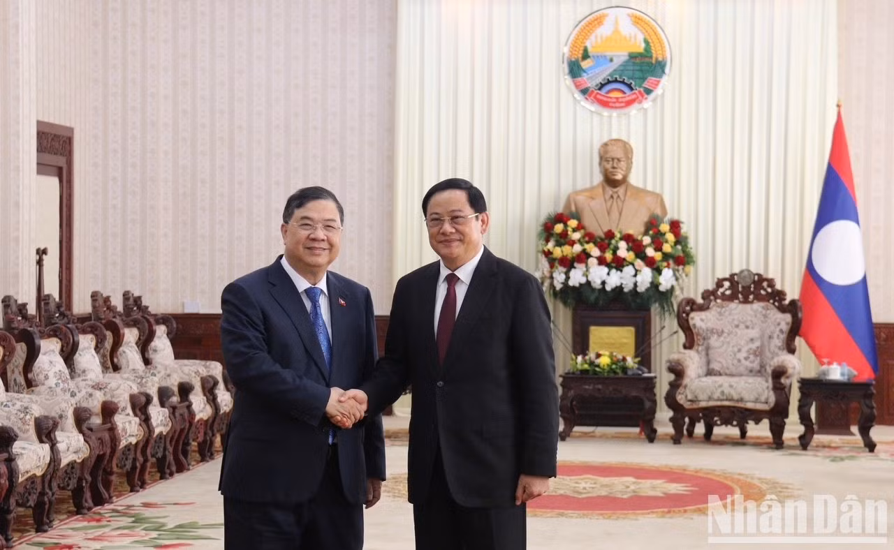 El primer ministro de Laos, Sonexay Siphandone (derecha), recibe al viceprimer ministro permanente de Vietnam, Pham Gia Tuc. (Foto: Nhan Dan)