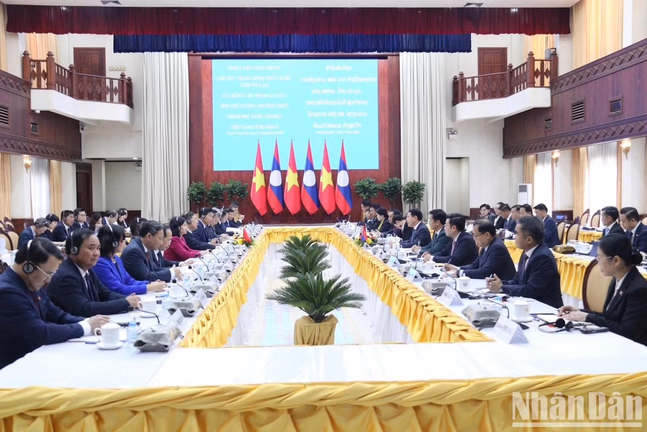 Vista de la reunión entre el viceprimer ministro permanente de Vietnam, Pham Gia Tuc, y su homólogo laosiano, Saleumxay Kommasith. (Foto: Nhan Dan)