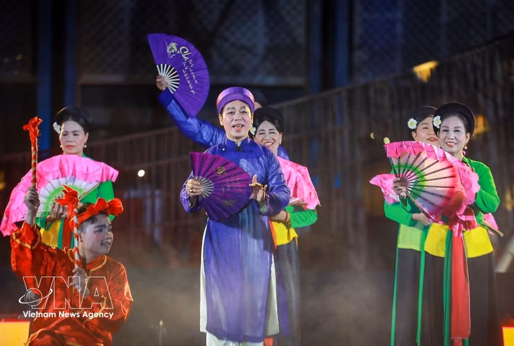 Artistas e intérpretes de “cheo” (ópera tradicional vietnamita) presentan espectáculos que se han preservado y practicado en la vida comunitaria. (Foto: VNA)