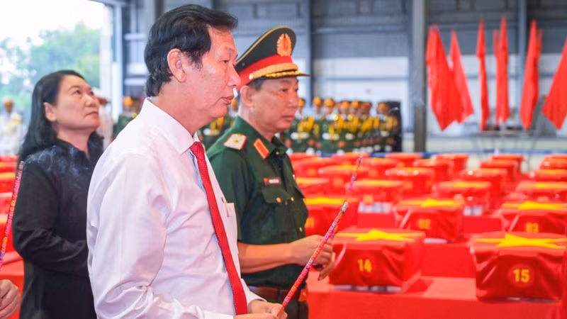 Le Van Phuoc, vicepresidente del Comité Popular de An Giang, coloca inciensos en homenaje a quienes se inmolaron por la independencia y la libertad de la patria.