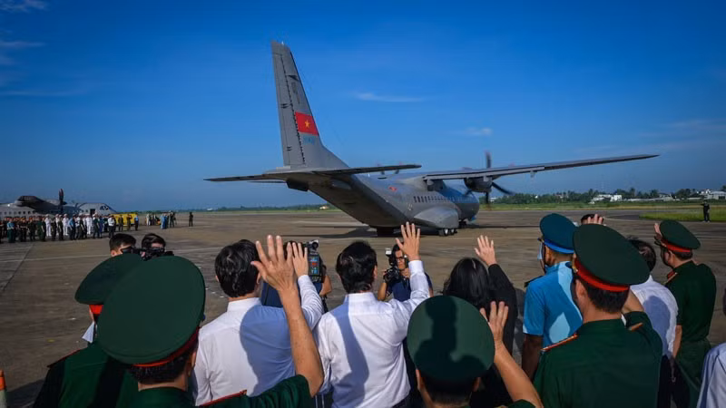 El avión CASA 295 despega en el Aeropuerto Internacional de Can Tho.