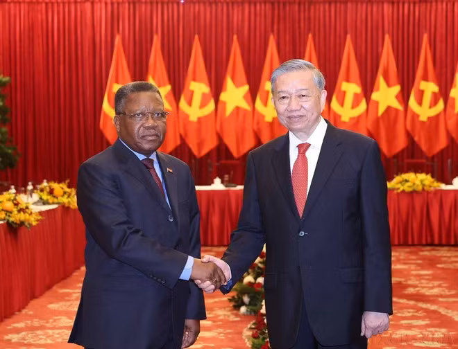 El secretario general del Partido Comunista de Vietnam, To Lam, recibe al miembro del Buró Político del Movimiento Popular para la Liberación de Angola (MPLA), Jorge Inocenio Dombolo, quien se encuentra de visita en el país para asistir al acto por el 50º aniversario de la Liberación del Sur y la Reunificación Nacional de Vietnam (Ciudad Ho Chi Minh, 29 de abril de 2025).