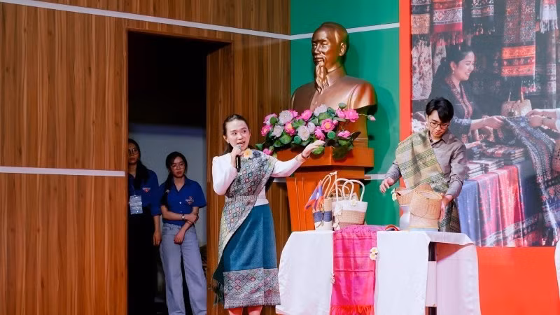 Senchonghack Chaisavanh, estudiante de segundo año en la Facultad de Finanzas y Banca de la Universidad Abierta de Ciudad Ho Chi Minh, presenta “Los mercados a lo largo del río Mekong”. (Foto: Nhan Dan)